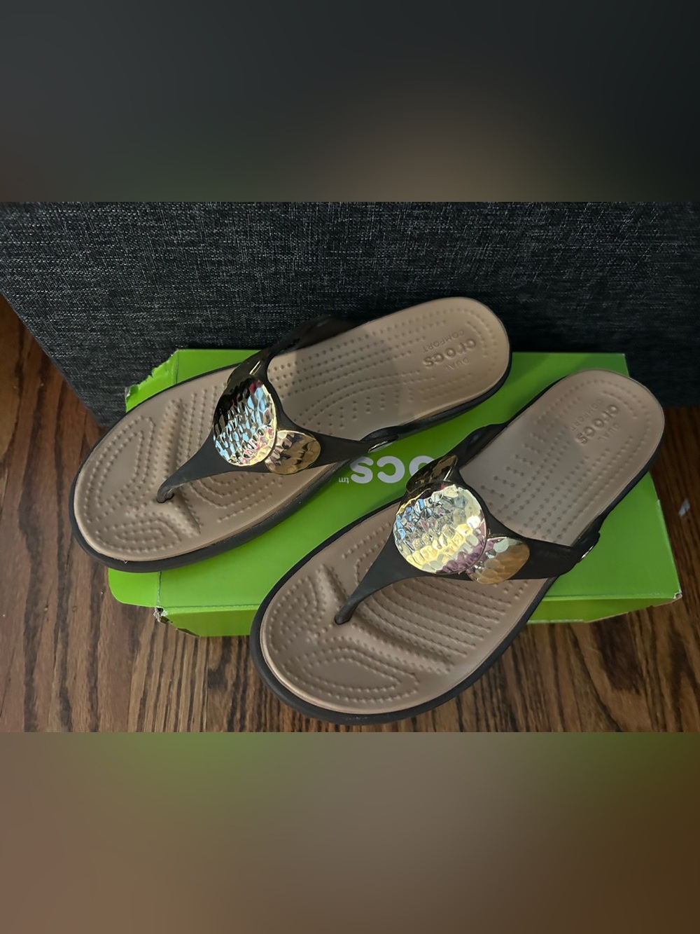 Crocs Sanrah Hammered Circle Wedge Flip Sandals sz 7 - Picture 4 of 7